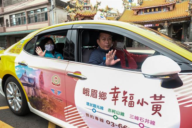 峨眉乡将有「幸福小黄」，乡长王增忠（前）和县府秘书长陈季媛（后）试乘。（　罗浚滨摄）