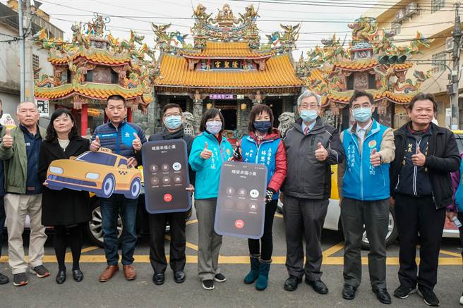 峨眉乡将有「幸福小黄」，县府秘书长陈季媛（中）说，上路后民眾就医、就学、洽公买菜甚观光旅游都便利。（罗浚滨摄）