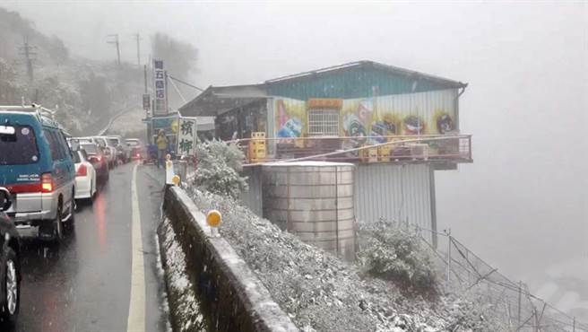 为防降雪或路面结冰，影响行车安全，30日下午5时起台8线荣兴至洛韶（99k至151.8k）与台14甲线翠峰至大禹岭（18k至41.5k）路段，预警性封闭。（图为仁爱乡过去下雪照片，截至目前为止，合欢山尚未降雪）（民眾提供／黄立杰南投传真）