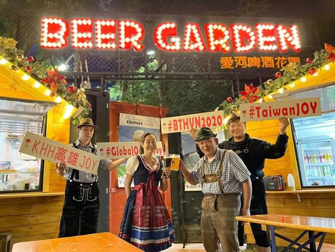 愛河啤酒花園吸引眾多遊客在此大啖美食、美酒。（高市觀光局提供）