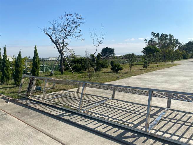 新港乡一处农舍铁门被吹倒。（张亦惠摄）