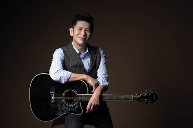 棄百萬年薪一圓歌手夢！荒山亮出道20年開唱。（圖／中時提供）