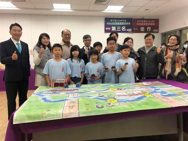 上银集团旗下上银科技教育基金会，支助新竹六家国小2018年展开STEAM教育示范计划。上银集团总裁卓永财(左三)30日陪同教育部次长刘孟奇(左四)参观六家国小STEAM教育课程，上银董事长卓文恒(左一)、总经理蔡惠卿(右一)都陪同出席，观看学生实作麦坤小车。图／沈美幸