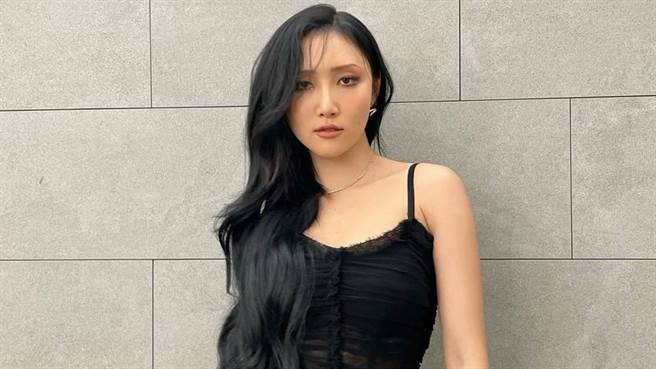 华莎在《MBC演艺大赏》颁奖典礼上，穿上透视鱼尾礼服大秀好身材。（图／IG@_mariahwasa ）