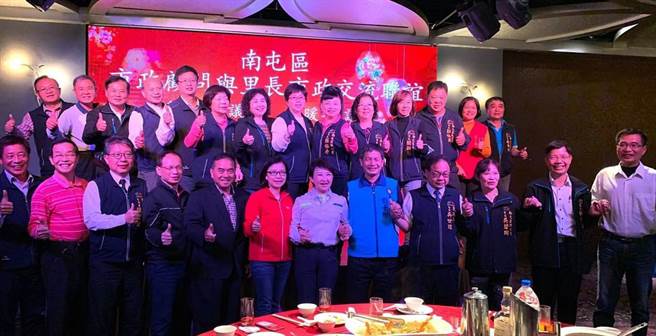 国民党市议员刘士州与朱暖英29日两人以「市政交流联谊」为名，邀请里长与市政顾问餐叙；市长卢秀燕应邀拨空到场，并与里长联谊合照。（台中市议员张耀中提供）