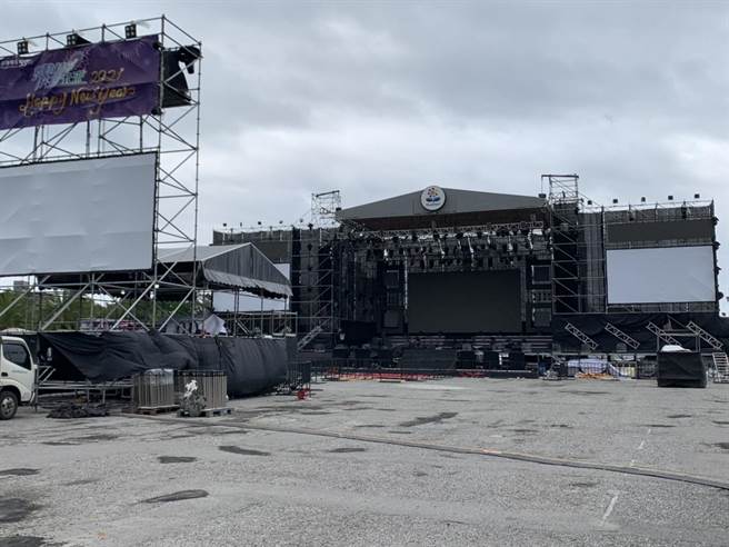 縣府強固跨年主舞台安全工程。（王志偉攝）