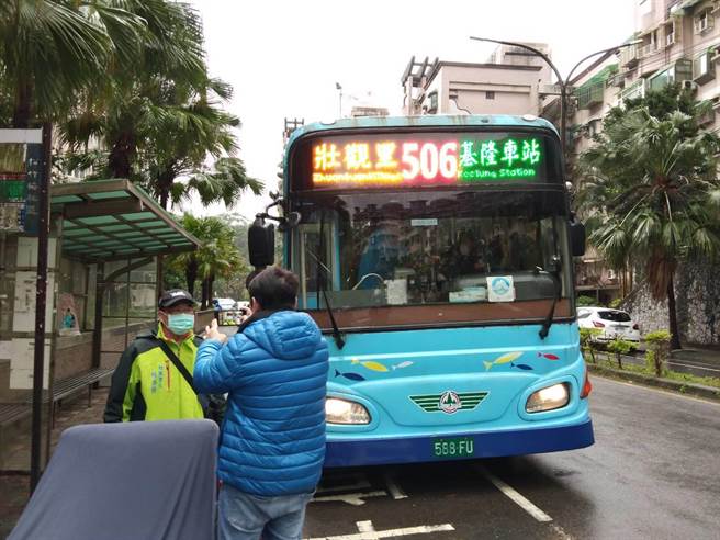 交通处增设506路线公车，起站设在壮观松竹梅社区，30日开始试营运6个月。（基隆市政府提供／陈彩玲基隆传真）