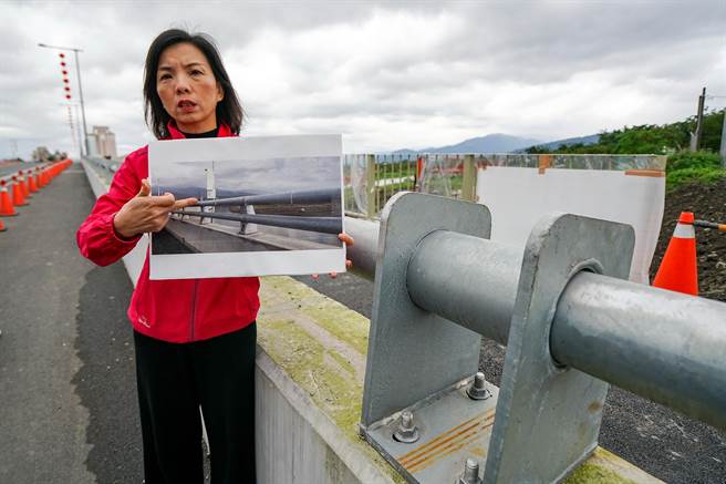 宜兰县议员林丽今天指宜兰桥有安全上的疑虑，骑士如发生事故撞上钢板护栏，反而会造成二次伤害。（李忠一摄）