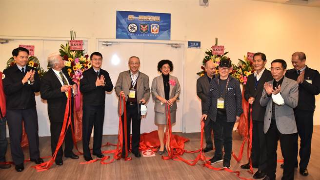 冈山空军军史馆将于2021年元旦起推出第一联队特展，空军副司令郑荣丰（左三）30日出席开幕式。（林瑞益摄）