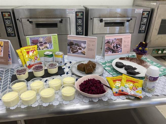 花莲门诺医院寿丰分院收集针对失智长者吞咽困难烘焙课程的实作案例，结合健康食品制成相关食谱，并发放至卫生所、个案家庭、社区据点等。（罗亦晽摄）