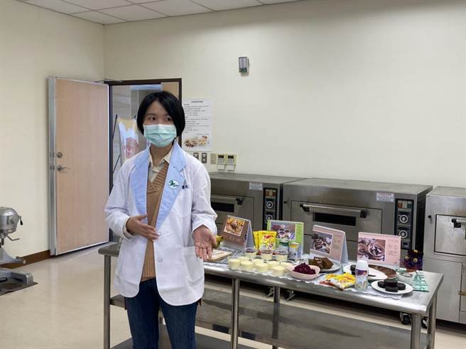 设计食谱的营养师张矞婷针对失智长者蛋白质摄取缺乏问题设计食谱，盼能让长者们「有口进食到生命最后一刻」。（罗亦晽摄）