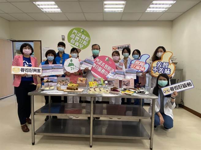 花莲门诺医院寿丰分院盼失智长者面对吞咽困难时，当藉由食谱享受健康营养的美食。（罗亦晽摄）