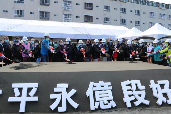 「太平区永亿段好宅」，30日开工动土典礼，台中市长卢秀燕（右11）亲自持铲动土。图／刘朱松