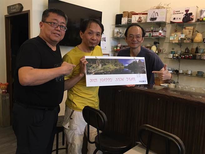 雪霸国家公园高山保育志工吴峻德（中），长期利用镜头捕捉高山美景，今年将照片整理制作2021年桌历、月历及明信片义卖，募集经费添购携带型「自动体外心臟电击去颤器」（AED），投入高山紧急救护工作。（吴峻德提供／巫静婷苗栗传真）