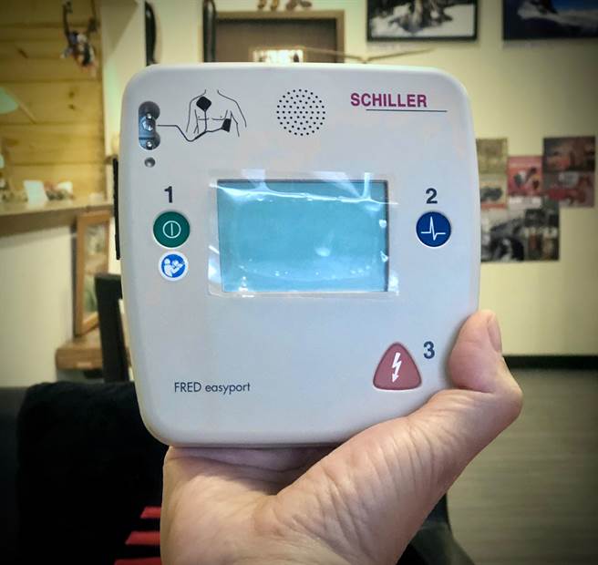 雪霸国家公园高山保育志工吴峻德表示，小型AED不仅方便山友携带，也能成为关键时刻的救援利器。（吴峻德提供／巫静婷苗栗传真）