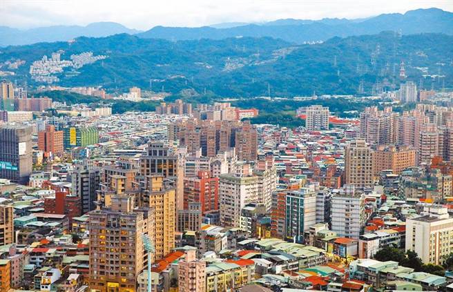 立法院今三读通过实价登录2.0的地政三法，让交易价格揭露到每个门牌，且预售屋也要在买卖后30日内揭露。同时，红单交易已确定纳管，未来房屋市场将禁止红单交易，若将预购红单转售给第三人，可处15万到100万罚锾。（本报资料照片）