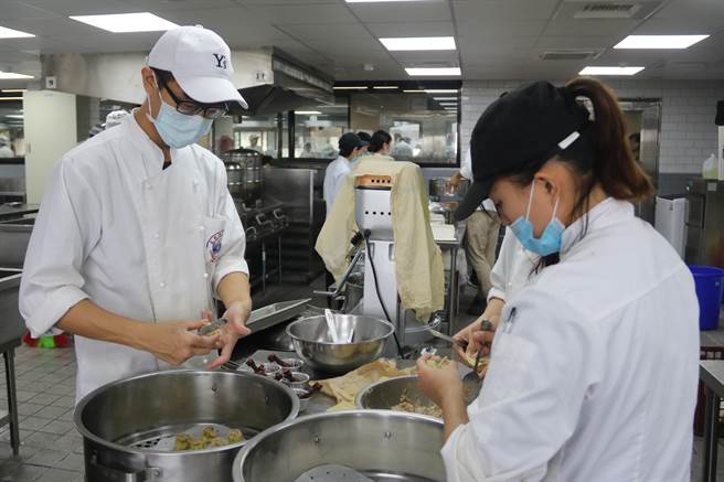 弘光科大餐旅管理系學會每年歲末年終舉辦家扶中心義賣、新希望聖誕佳節慶團圓活動。圖／王文吉