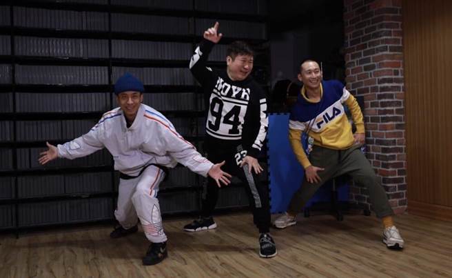 胡瓜（中）、浩子（右）努力练舞。（民视提供）