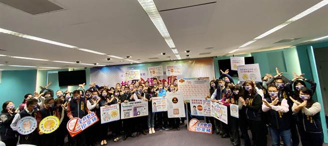 台中市29区区长宣示，未来机关办理各项採购标案，规范供应膳食使用国产猪肉，严禁採用含瘦肉精产品。（卢金足摄） 