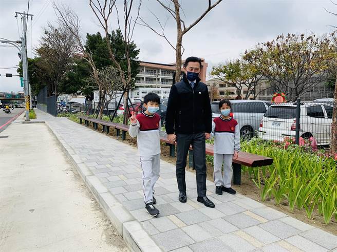新竹市龙山国小通学步道今天完工启用，市长林智坚特别带着小学生体验。（陈育贤摄）