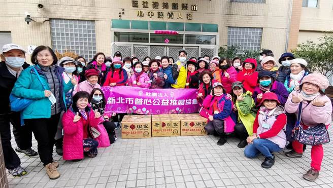 新北市普心公益推展协会，耗时2个多月手工制作230份围脖帽，30日致赠通苑地区海青老人养护中心关怀弱势长者。（张顾砾提供／巫静婷苗栗传真）