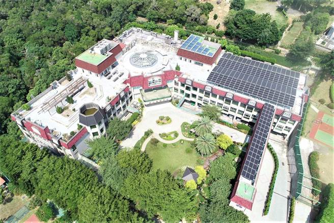 大甲區松柏園老人養護中心利用屋頂閒置空間設置太陽光電裝置，可發電134瓩。（台中市府提供／王文吉台中傳真）