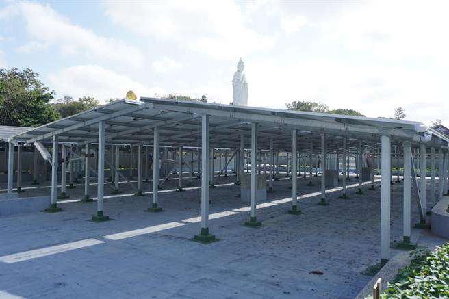大甲區松柏園老人養護中心利用屋頂閒置空間設置太陽光電裝置，可發電134瓩。（王文吉攝）