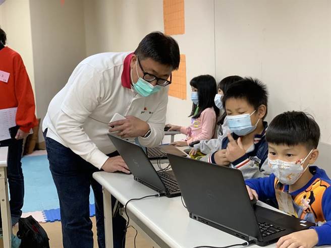 资诚（PwC）举办偏乡公益活动，教导学童使用数位工具。图／资诚提供
