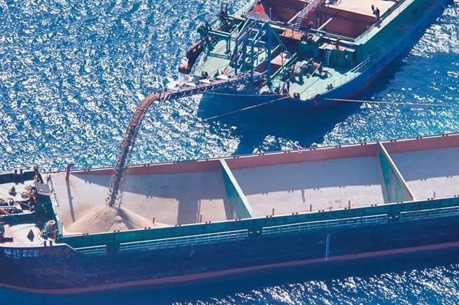 大陆抽砂船不仅在马祖海域抽砂，也会到澎湖海域，近日更有大批拖网渔船入侵澎湖南方四岛西吉屿南面海域。图为海巡署过去在澎湖七美取缔抽砂船情形。（海巡署提供）