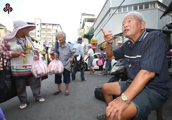 「刈包吉」廖荣吉1987年过年期间开始款待街友，今年年初是第25次举办爱心宴。（报系资料照）