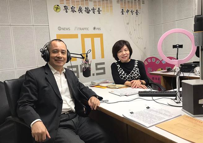 台中市警察局雾峰分局副分局长刘安邦，日前上警察广播电台台中分台节目「945会客室」与听眾畅谈「校园安全」及「高肇事路口交通大执法」具体作为。（雾峰分局提供／黄国峰台中传真）