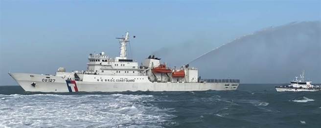 为有效解决非本国籍抽砂船于我国专属经济海域盗採砂石的不法行为，立法院三读通过「中华民国专属经济海域及大陆礁层法」修正草案，加重违法越界抽砂刑度。图为马祖海域出现大量陆籍抽砂船越界盗採海沙，舰队分署派出2000吨新北舰赶赴马祖海域。（舰队分署提供）