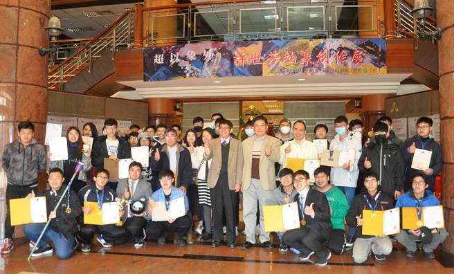 建国科大金头脑师生齐聚一堂欢庆建国科大师生参加第七届高雄KIDE国际发明暨设计展全垒打。（吴敏菁摄）