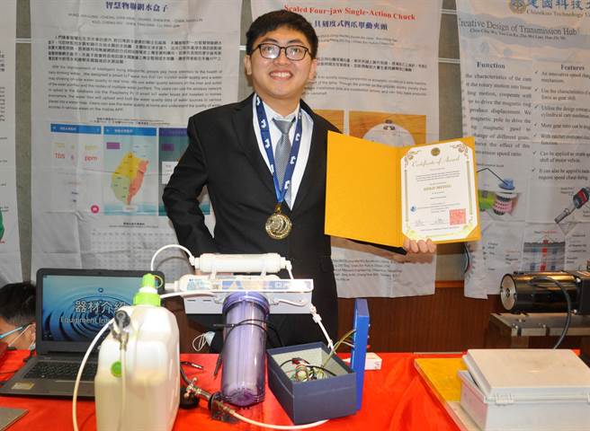 「智慧物联网水盒子」可以测出你家的饮用水乾不乾净获金牌奖。（吴敏菁摄）