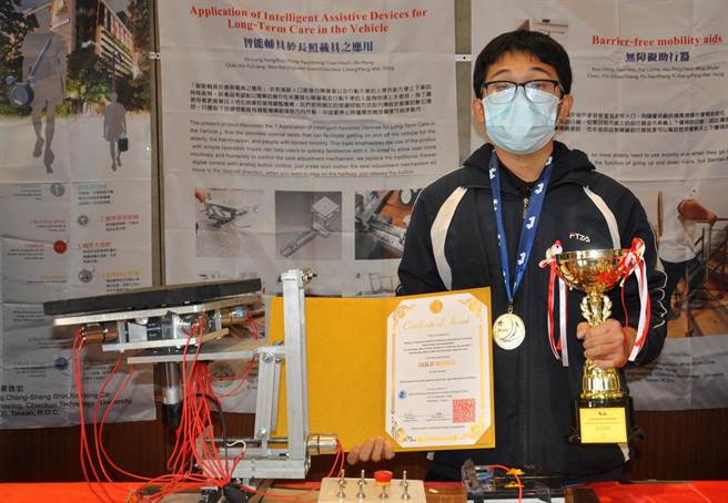 「智能辅具于长照载具之应用」获得金牌及一特别奖。（吴敏菁摄）