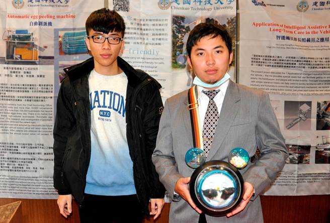 「鼠于你」时尚宠物外出包，不但外型时尚，也提供给宠物一个友善的空间，获得铜牌奖。（吴敏菁摄）