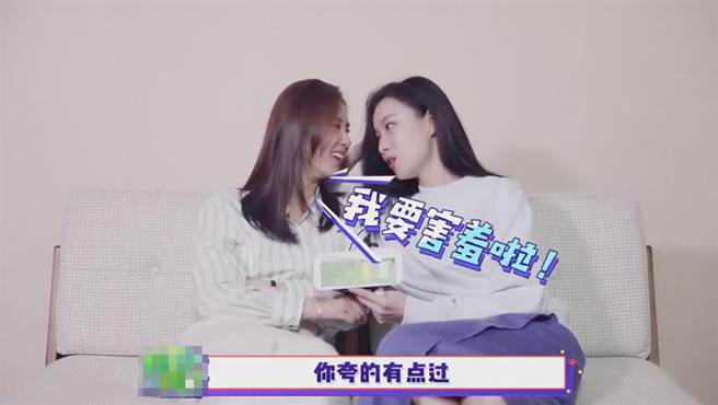 倪妮不吝啬狂讚，逗得刘诗诗笑开怀。（图／新浪娱乐）
