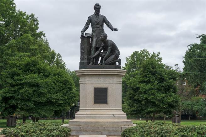 自由奴隸跪林肯身旁 波士頓移除爭議雕像 。(圖／達志影像shutterstock提供)