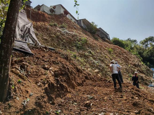 「中93线」下边坡去年不敌豪雨而崩塌0.3公顷，危及上方10多户民宅。（台中市水利局提供／王文吉台中传真）