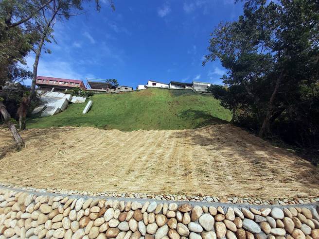 挂网植生喷植护坡及砌石驳坎等復建工程，可减缓强降雨造成的危害。（台中市水利局提供／王文吉台中传真）