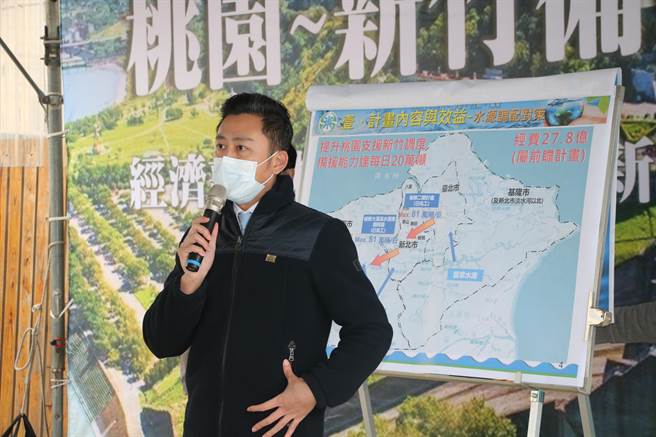 桃园市长郑文灿、新竹县长杨文科与新竹市长林智坚（见图）3人也于30日一同前往桃园平镇视察工程进度。（黄婉婷摄）