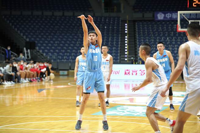 青年高中林劭安（中）今天得分、篮板均创个人HBL生涯新高。（大会提供）