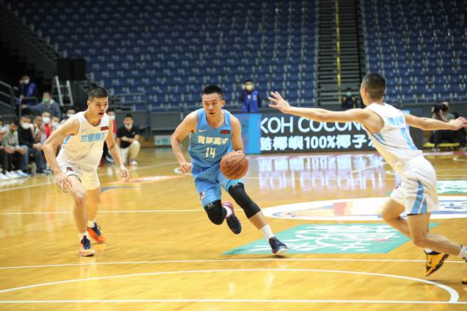 青年高中高晨峻（中）今天进帐18分、5篮板。（大会提供）