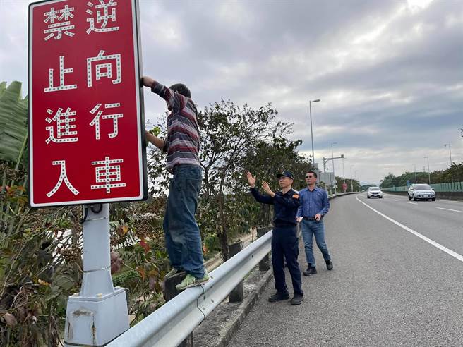 旗山警分局长游永中（中）30日亲至易壅塞的路段，现场指导道路指示牌摆放位置。（警方提供／林瑞益高雄传真）
