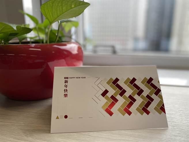 以大甲蔺草为意象，台中市贺年卡递上祝福与12大政绩。（台中市府提供／卢金足台中传真）