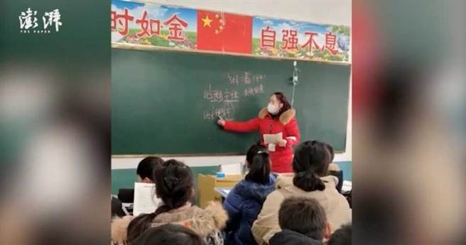 老师「吊点瓶挂黑板」上台讲课！（图／翻摄澎湃视频）