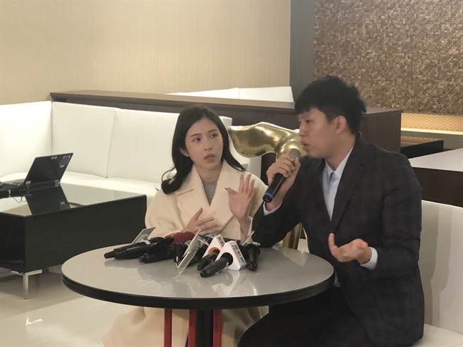 鸡排妹今和律师出面说明与医美诊所纠纷。（图／廖映翔摄）