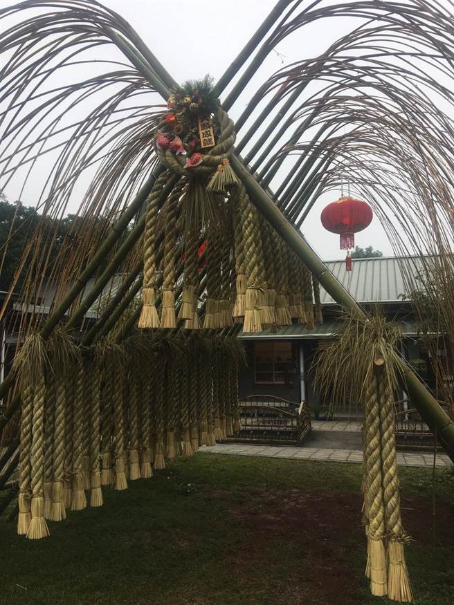 公馆乡农会在苗栗特色馆设置注连绳编制而成的装置艺术，营造日本祈福氛围，迎接新的一年。（苗栗县政府提供／何冠娴苗栗传真）