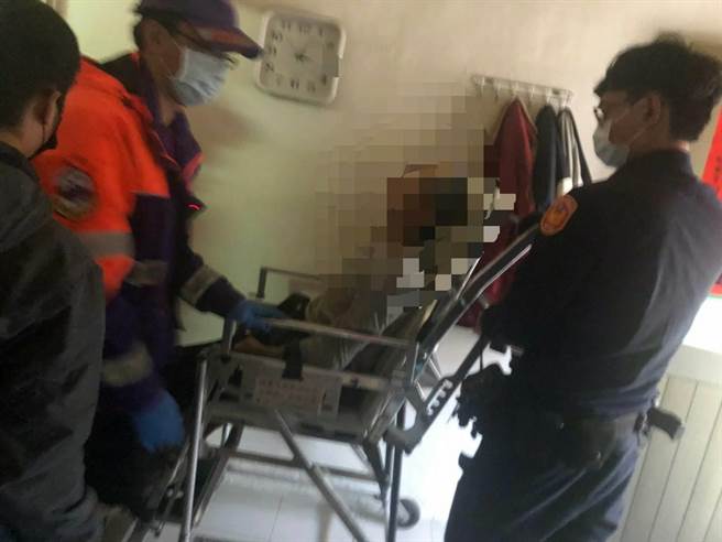 桃园市八德区1名老翁疑似失温、失联，员警至住处查看，赶紧破门而入，将老翁送医。（翻摄照片／赖佑维桃园传真）