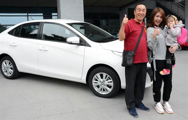 新北市妇人徐周丽鉅今年9月与家人同游垦丁，幸运抽中身后这部汽车。（林和生摄）